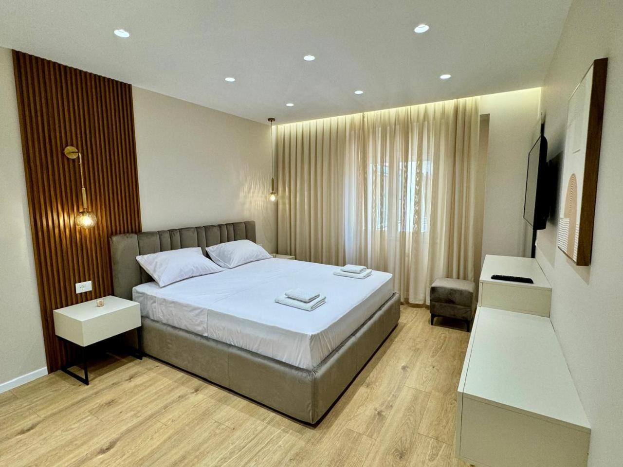 Hotel E&r At Myslym Shyri Tirana