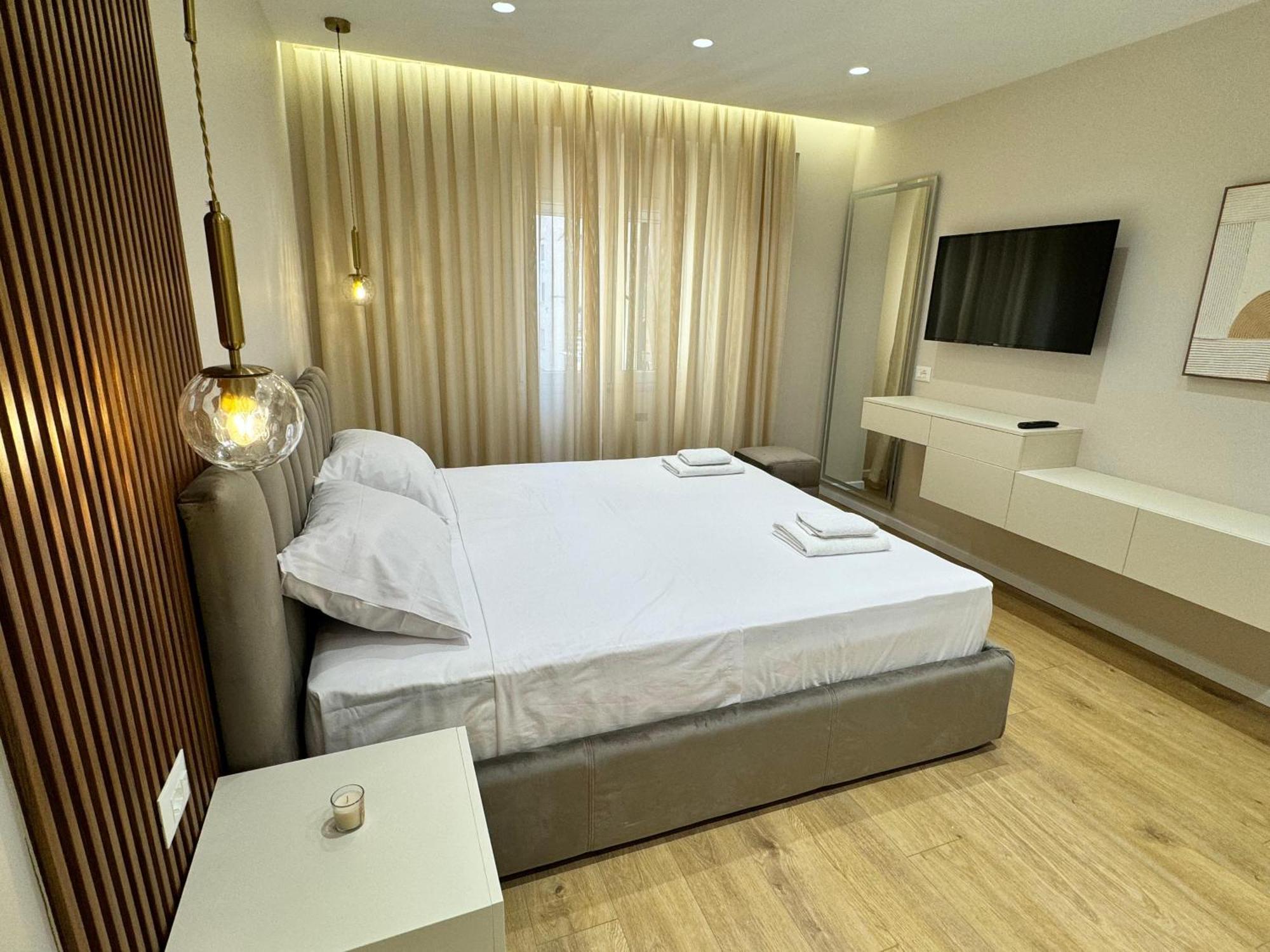 Hotel E&r At Myslym Shyri